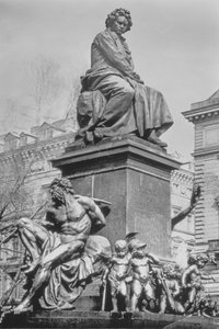 Monument voor Ludwig van Beethoven, de componist zittend op een voetstuk boven figuren die verwijzen naar de Negende Symfonie, door Kaspar Ritter von Zumbusch, 1880 (brons)